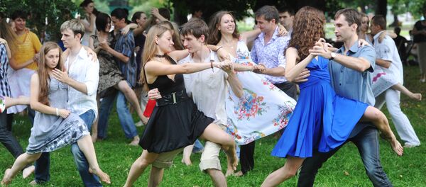 Молодые люди танцуют в парке Молодые люди танцуют в парке - Sputnik Узбекистан