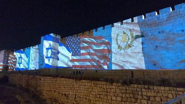 Изображение флага Гватемалы демонстрируется в Иерусалиме в преддверии открытия посольства - Sputnik Ўзбекистон