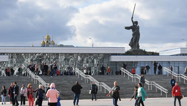 Вид на мемориал Родина-мать с площади перед стадионом Волгоград Арена - Sputnik Узбекистан
