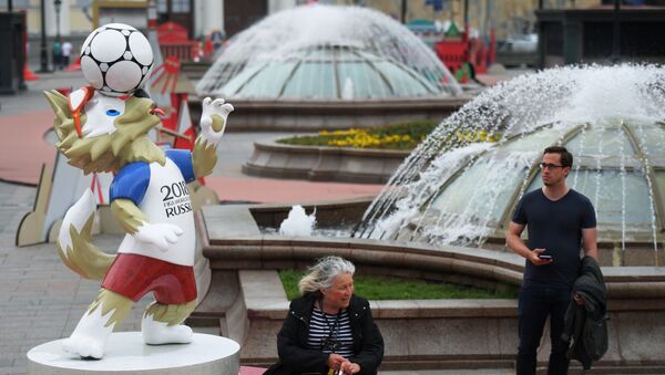 Фигура официального талисмана чемпионата мира по футболу 2018 волка Забиваки, установленная к чемпионату мира по футболу 2018, на Манежной площади в Москве - Sputnik Узбекистан