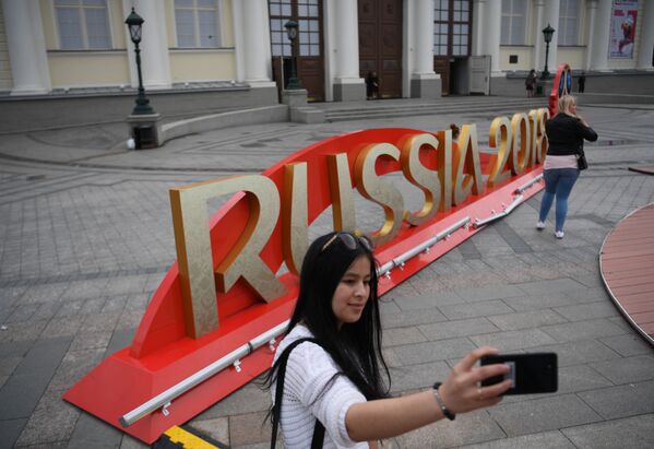 Девушка делает селфи у арт-объекта, установленного к чемпионату мира по футболу 2018 на Манежной площади в Москве - Sputnik Узбекистан