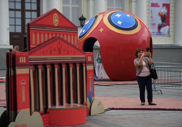 Арт-объекты, установленные к чемпионату мира по футболу 2018, на Манежной площади в Москве - Sputnik Узбекистан