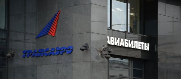 Прохожие у офиса авиакомпании Трансаэро в Москве Прохожие у офиса авиакомпании Трансаэро в Москве - Sputnik Узбекистан