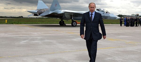 Президент России Владимир Путин на испытаниях истребителя Т-50 Президент России Владимир Путин на испытаниях истребителя Т-50 - Sputnik Ўзбекистон