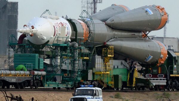 Вывоз и установка на старт РКН Союз-ФГ - Sputnik Узбекистан