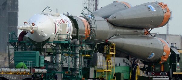Вывоз и установка на старт РКН Союз-ФГ Вывоз и установка на старт РКН Союз-ФГ - Sputnik Узбекистан