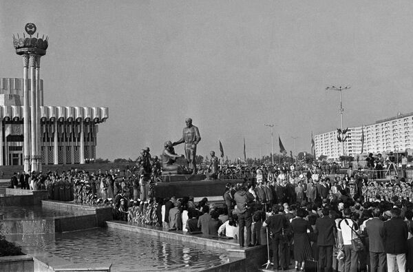 Торжественное открытие памятника Дружба народов в Ташкенте Торжественное открытие памятника Дружба народов в Ташкенте - Sputnik Узбекистан