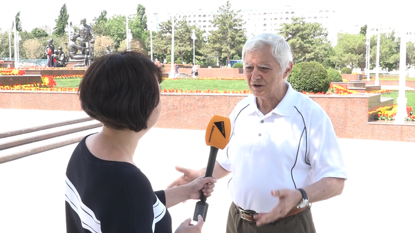 Журналист Борис Бабаев на площади Дружбы народов Журналист Борис Бабаев на площади Дружбы народов - Sputnik Узбекистан