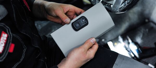 Установка системы ЭРА-ГЛОНАСС в автомобиле  - Sputnik Ўзбекистон