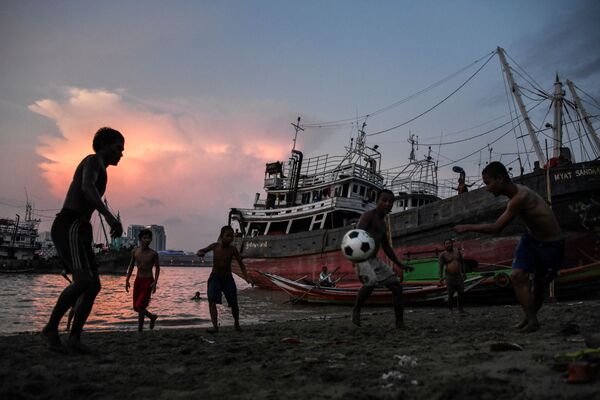 Молодежь играет в футбол на берегу реки Янгон в городе Янгоне, Мьянма - Sputnik Узбекистан