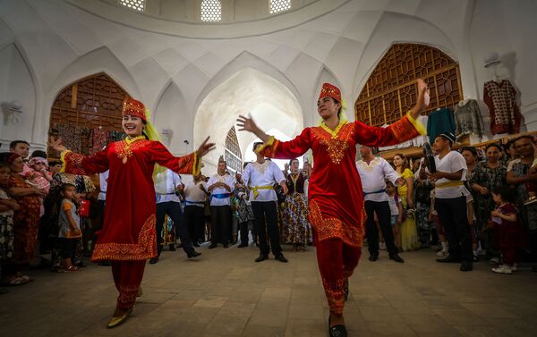 Участники фестиваля Шёлк и Специи в Бухаре - Sputnik Узбекистан