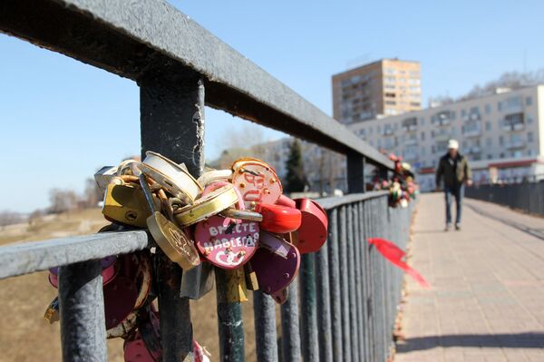 Символ крепкой любви на ограде моста в Нижнем Новгороде - Sputnik Узбекистан