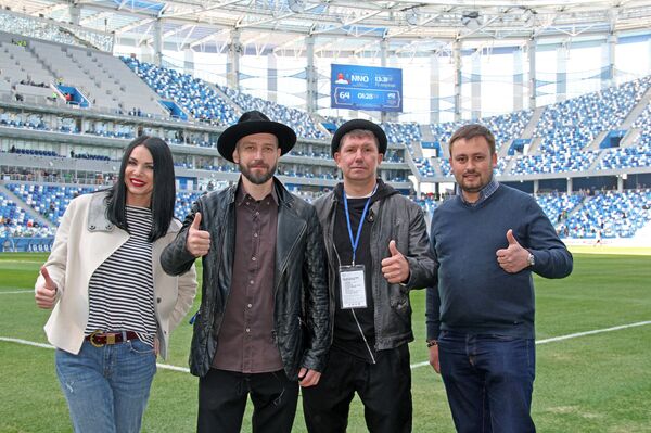 Марат, Аня и братья Крестовские из группы УмаТурман на стадионе “Нижний Новгород” - Sputnik Узбекистан