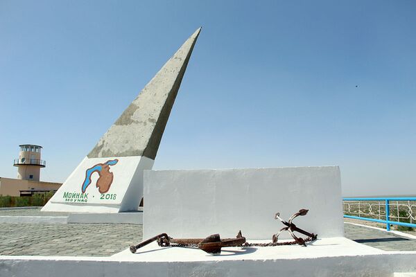 Маяк-монумент у берега Арала - Sputnik Узбекистан