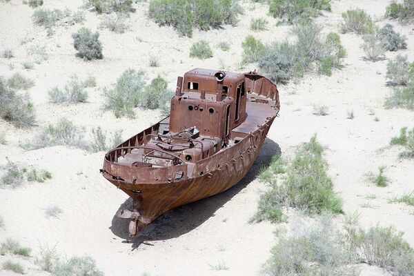 Старый корабль на берегу Аральского моря - Sputnik Узбекистан