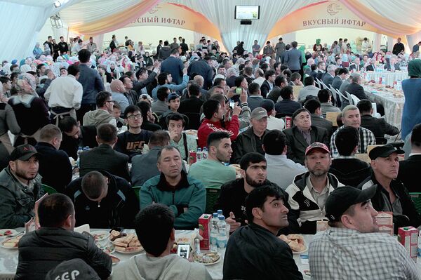 Гостей Шатра Рамадана угостили по узбекским традициям - Sputnik Узбекистан