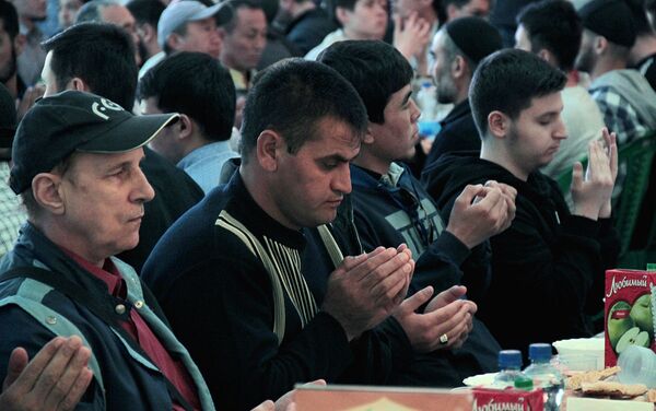 В Шатре Рамадана мусульмане могут разделить друг с другом молитву и пищу. - Sputnik Узбекистан