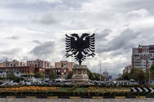Герб Албании на одной из площадей в Тиране - Sputnik Узбекистан