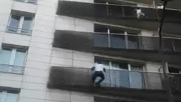 Мигрант во Франции спас ребенка, висящего на балконе пятого этажа - Sputnik Узбекистан