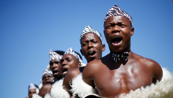 Участники ежегодного традиционного танцевального конкурса танцев Зулу в Дурбане, Южная Африка - Sputnik Узбекистан