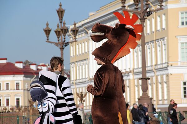 Ростовые куклы для фотографирования с туристами на улицах Санкт-Петербурга - Sputnik Узбекистан