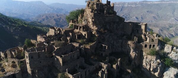 Заброшенный горный аул в Дагестане. Съемка с коптера - Sputnik Узбекистан