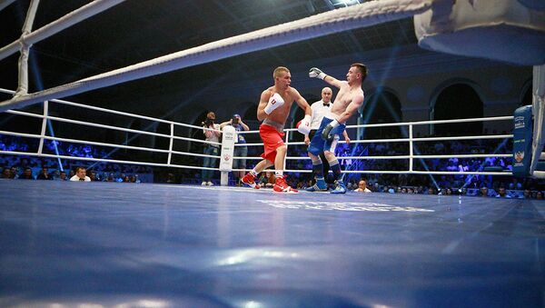 Алексей Мазур на втором раунде отправил в нокдаун Руслана Панаева - Sputnik Узбекистан