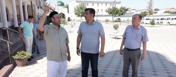 Хоким Сарвар Махаметов показал корреспондентам Sputnik, как проходит его рабочий день Хоким Сарвар Махаметов показал корреспондентам Sputnik, как проходит его рабочий день - Sputnik Узбекистан