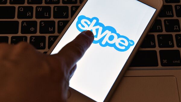 Логотип программы Skype на экране смартфона. - Sputnik Узбекистан
