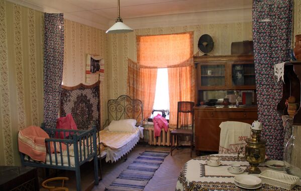 Интерьер комнаты коммунальной квартиры на выставке Коммунальный рай, или Близкие поневоле в Особняке Румянцева, Санкт-Петербург - Sputnik Узбекистан