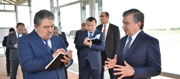 Президент Республики Узбекистан Шавкат Мирзиёев 1 июня ознакомился с ходом работ, осуществляемых на аэродроме в Кибрайском районе - Sputnik Узбекистан
