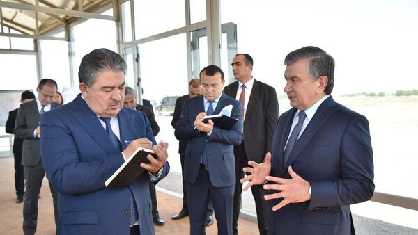 Президент Республики Узбекистан Шавкат Мирзиёев 1 июня ознакомился с ходом работ, осуществляемых на аэродроме в Кибрайском районе - Sputnik Ўзбекистон
