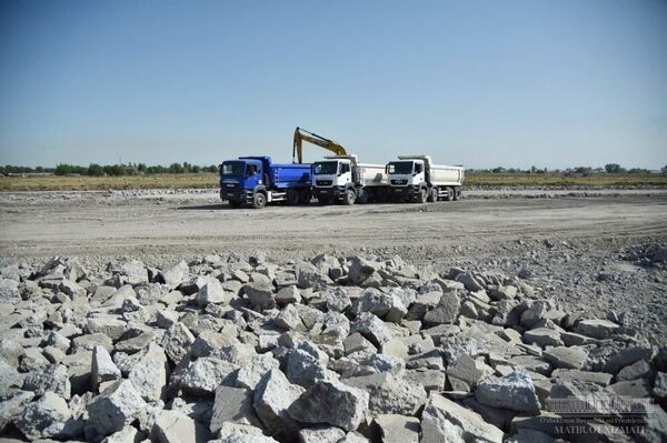 Мирзиёев: новый аэропорт должен отражать наше гостеприимство - Sputnik Узбекистан