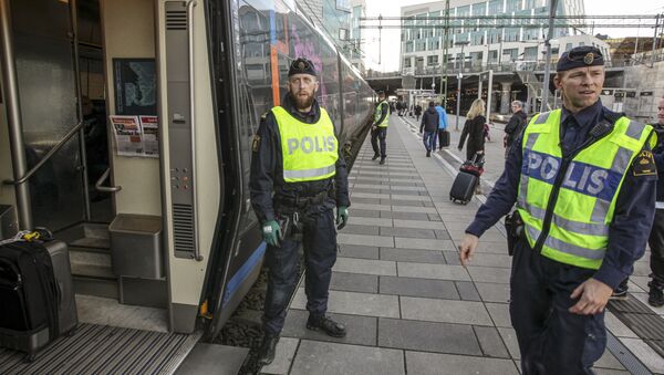 Swedish police prepare to check an incoming train at the Swedish end of the bridge between Sweden and Denmark in Malmo, Sweden - Sputnik Узбекистан