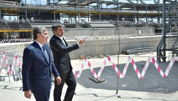 Prezident Uzbekistana osmotrel xod stroitelstva ledovogo dvorsa - Sputnik O‘zbekiston