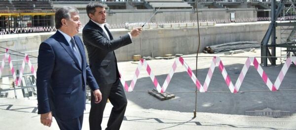 Президент Узбекистана осмотрел ход строительства ледового дворца Президент Узбекистана осмотрел ход строительства ледового дворца - Sputnik Ўзбекистон
