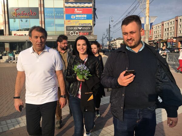 Рахим Рашидов и команда “Наивных путешественников” в Калининграде Рахим Рашидов и команда “Наивных путешественников” в Калининграде - Sputnik Узбекистан