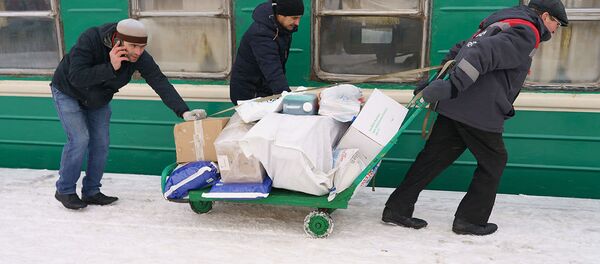 Пассажиры на поезд Москва-Душанбе загружают свой багаж, архивное фото - Sputnik Ўзбекистон