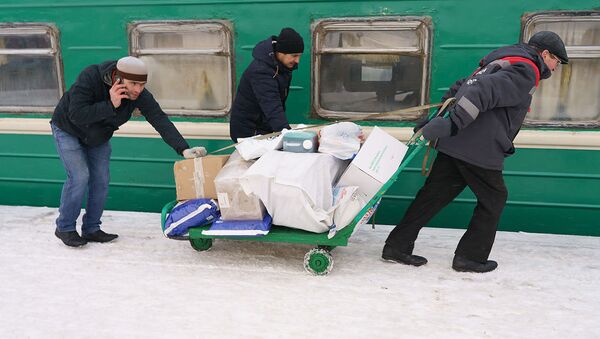 Пассажиры на поезд Москва-Душанбе загружают свой багаж, архивное фото - Sputnik Ўзбекистон