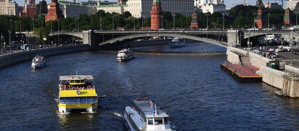 Туристические теплоходы на Москве-реке. На дальнем плане: Большой Каменный мост и Московский Кремль. Туристические теплоходы на Москве-реке. На дальнем плане: Большой Каменный мост и Московский Кремль. - Sputnik Узбекистан