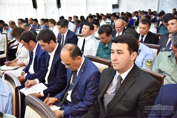 Шавкат Мирзиёев обсудил с хокимами занятость населения и бизнес - Sputnik Узбекистан