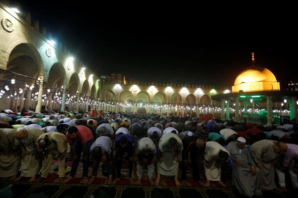 Египетские мусульмане совершают вечерние молитвы в мечети Амра ибн аль-Аса во время мусульманского священного месяца Рамадан в старом исламском районе Каира, Египет - Sputnik Узбекистан