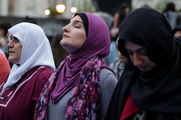 Американская активистка мусульманка Линда Сарсор молится во время священного месяца Рамадан на площади Фоли на Манхэттене в Нью-Йорке - Sputnik Узбекистан