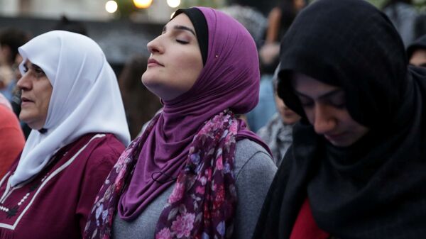 Американская активистка мусульманка Линда Сарсор молится во время священного месяца Рамадан на площади Фоли на Манхэттене в Нью-Йорке - Sputnik Узбекистан