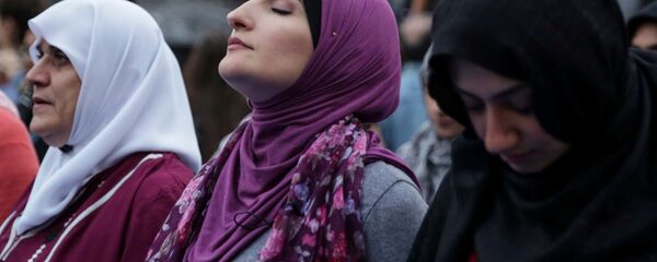 Мусульманки молятся во время священного месяца Рамадан - Sputnik Узбекистан