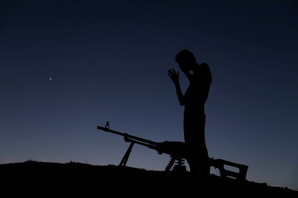 Боец Свободной армии Сирии молится во время священного месяца Рамадан - Sputnik Узбекистан