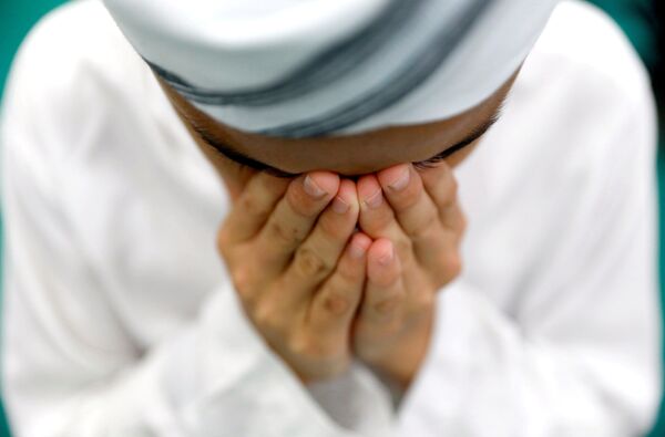 Мусульманин совершает молитвы в первую пятницу священного месяца Рамадан в мечети в Бангкоке, Таиланд - Sputnik Узбекистан