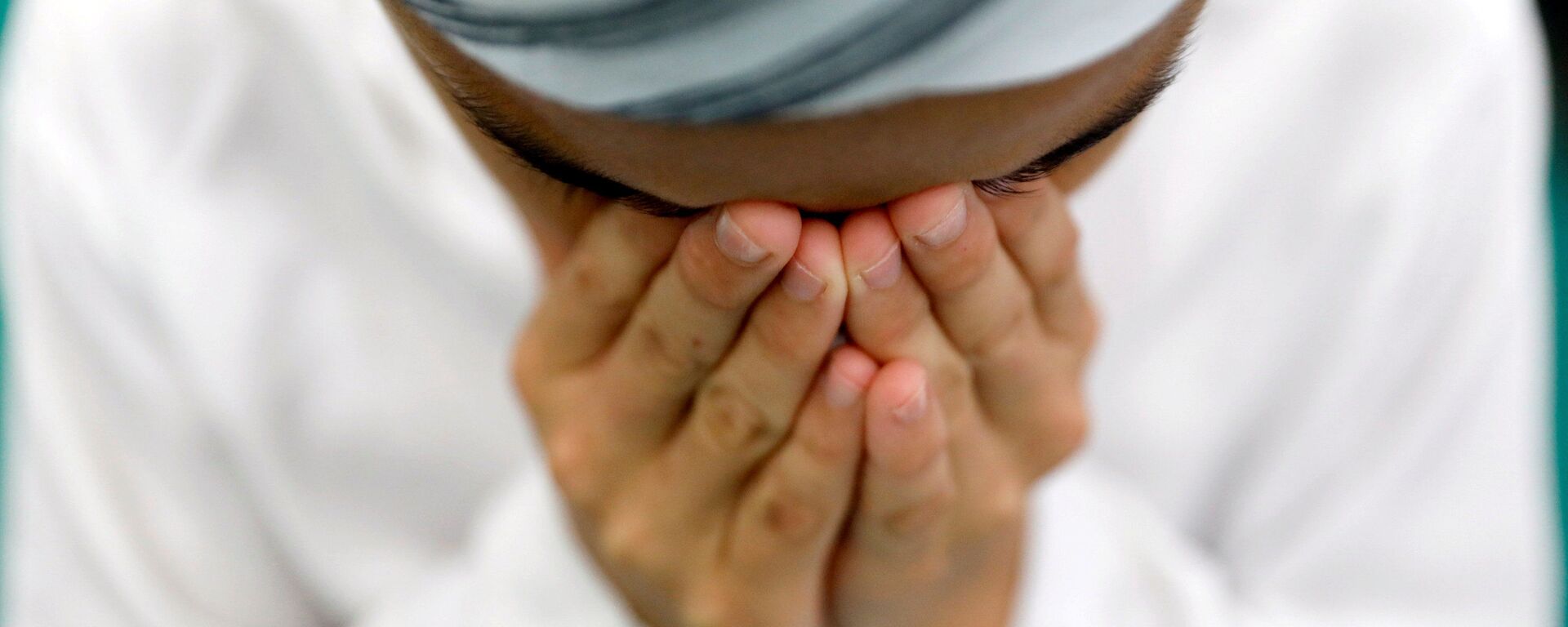 Мусульманин совершает молитвы в первую пятницу священного месяца Рамадана в мечети в Бангкоке, Таиланд, - Sputnik Узбекистан, 1920, 10.05.2021