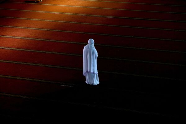 Мусульманская женщина молится в мечети Истикляль в Джакарте, Индонезия - Sputnik Узбекистан