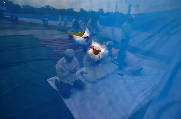 Мусульмане молятся во время священного месяца Рамадан в Калькутте, Индия - Sputnik Узбекистан